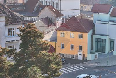 Casă cu 7 camere cu Canalizare în Centrul Civic - 1