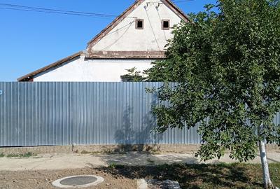 Casă bătrânească cu grădină