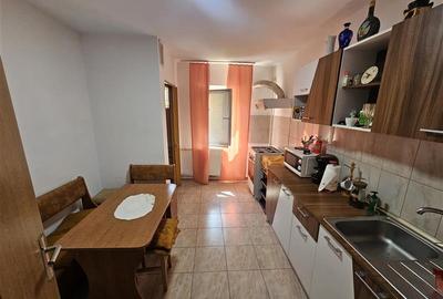Apartament cu 3 camere decomandat, mobilat în Micro IV - 30
