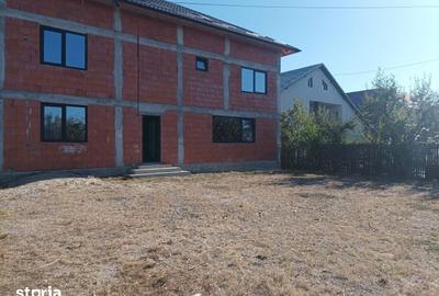 Casă cu 5 camere decomandat cu Teren 1063 Mp în Cornu