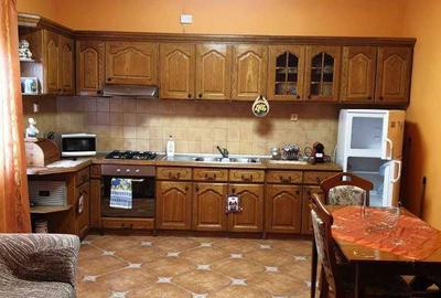 Casă cu 4 camere decomandat în Central - 2