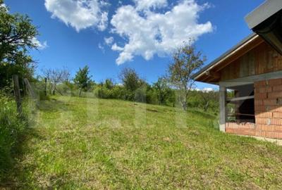 Casa la rosu, cu 3 camere, 74 mp, teren 800 mp, zona Centur - 18