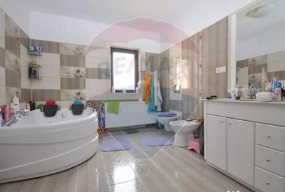 Casă cu 4 camere cu Teren 768 Mp în Sânpetru - 1