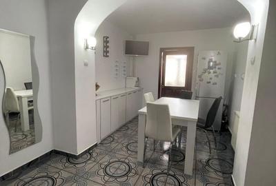 Apartament cu 3 camere semidecomandat în Central - 1