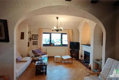 Apartament de 3 camere ultracentral, 2 intrari, lift cu acces privat, pod pentru depozitare, central - 5