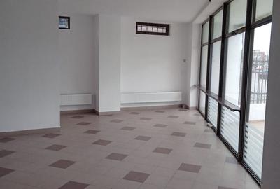 Spațiu comercial, de 310 mp, în Central - 8