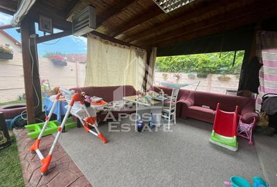 Jumatate de duplex  cu 4 camere si 2 bai, decomandat situat in Utvin - 12