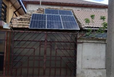 Vând casă cu pompă de căldură, încălzire în pardoseală, panouri fotovoltaice . - 12