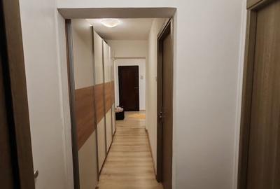 Apartament 4 camere, 2 bai. Blocul este din 1986 parter strada Soldat Croitoru V - 5