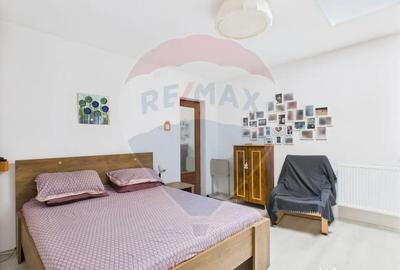 Casă cu 6 camere cu Teren 355 Mp în Vitan - 2