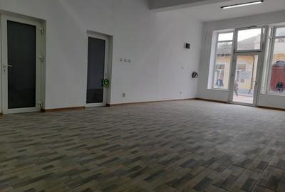 Spațiu comercial, de 55 mp, în Central - 4