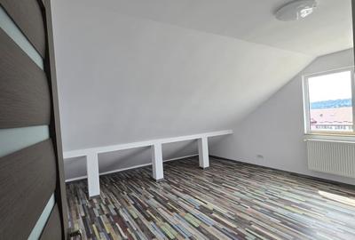 Apartament cu 3 camere semidecomandat în Central - 3