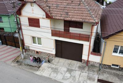 Casă cu 4 camere în Slimnic