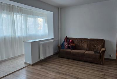 Apartament cu 3 camere semidecomandat în Titan