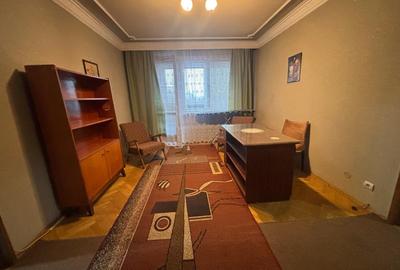 Apartament cu 3 camere în Podu Roș