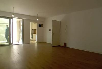 Apartament cu 4 camere semidecomandat în Armeneasca