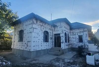 Casă cu 4 camere cu Teren 1400 Mp în Iazu - 1