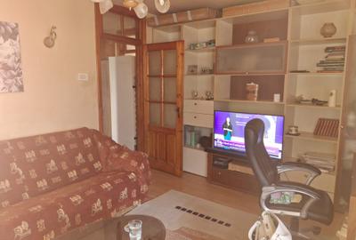 Poarta 6-apartament 3 camere, decomandate, cu  3 balcoane, etaj 1........