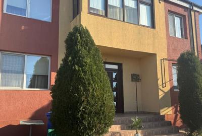 Casă cu 7 camere cu Canalizare în Central