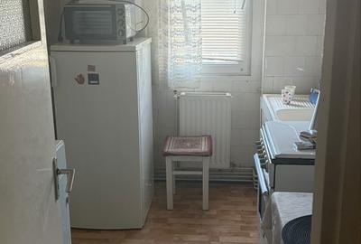 Apartament cu 3 camere semidecomandat în Drumul Carului