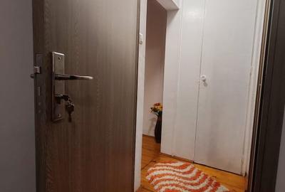 Apartament 4 camere, 2 bai. Blocul este din 1986 parter strada Soldat Croitoru V - 18