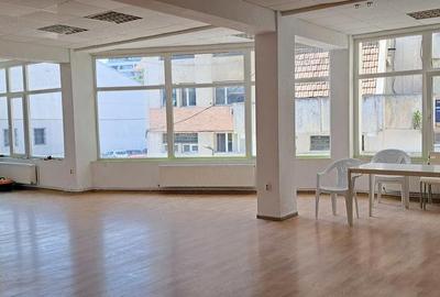 Spațiu comercial, de 190 mp, în Central - 3