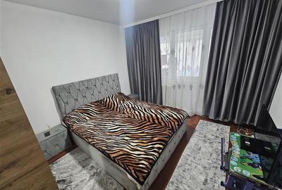 Apartament cu 3 camere semidecomandat, mobilat în Micro III - 4
