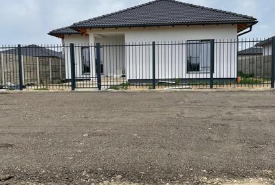 Casa Individuala pe parter in Mosnita, Toate Utilitatile, Drum asfaltat - 2
