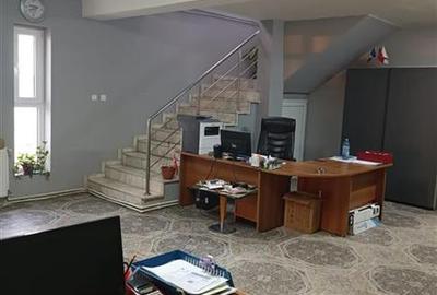 Casă individuală cu 8 camere cu Canalizare în Chitila