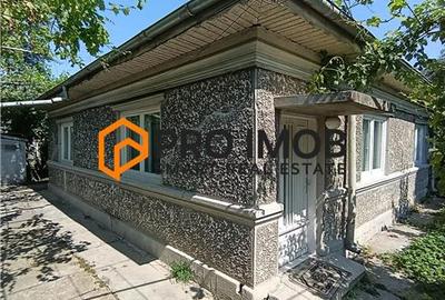 Casă individuală cu 4 camere cu Canalizare în 1 Decembrie
