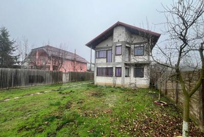 Casă cu 6 camere cu Teren 811 Mp în Central