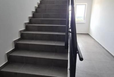 Apartament cu 3 camere decomandat în Tractorul - 4