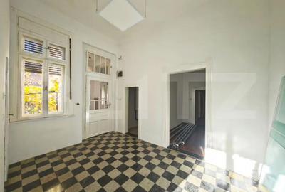 Apartament cu 4 camere decomandat în Central - 2