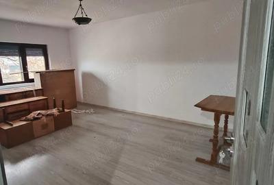 Vand apartament doua camere decomandat zona Milcov - 1