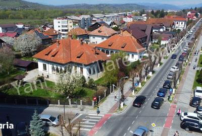 Casă cu Teren 1071 Mp în Central - 1