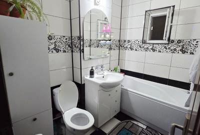Apartament cu 2 camere decomandat în CET - 12