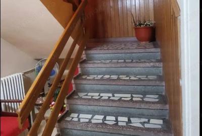 Casă cu 4 camere în Central