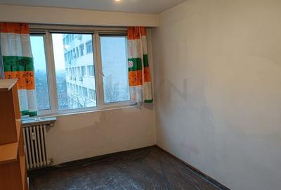Apartament cu 3 camere semidecomandat în Grivița