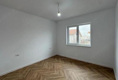 Casă cu 5 camere cu Teren 266 Mp în Dumbrăvița