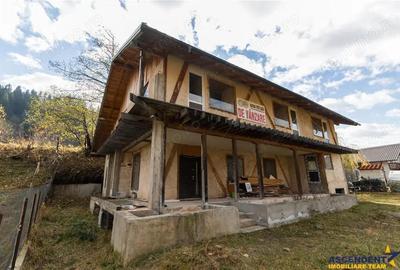 Proprietate autentica, stil traditional:Eco, cu parau pitoresc si vedere spectaculoasa, teren 900 mp - 10