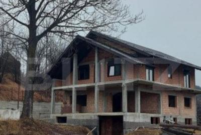 Casă cu 5 camere cu Teren 1615 Mp în Central - 2