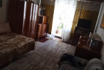 Inchiriez in Tudor, apartament cu 2 camere, et.1, decomandat, CT. proprie, mobil - 3
