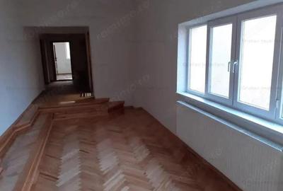 Casă cu 4 camere cu Teren 488 Mp în Central - 1