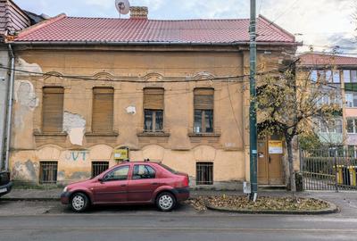 Casă cu 10 camere cu Canalizare în Bălcescu