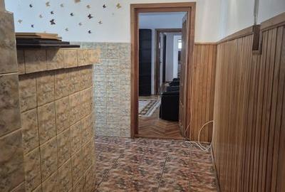 Apartament cu 3 camere semidecomandat în Decebal