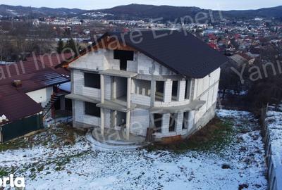 Casă cu 4 camere cu Teren 723 Mp în Central - 8