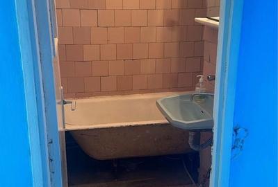 Apartament cu 3 camere decomandat în Roman
