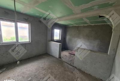 Casă cu 4 camere decomandat în Garoafa - 7
