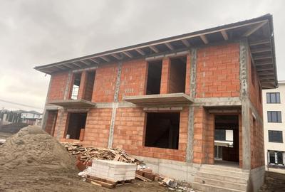 Duplex cu 4 camere cu Canalizare în Ipotești - 1