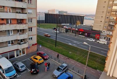 Apartament cu 3 camere decomandat în Nufărul